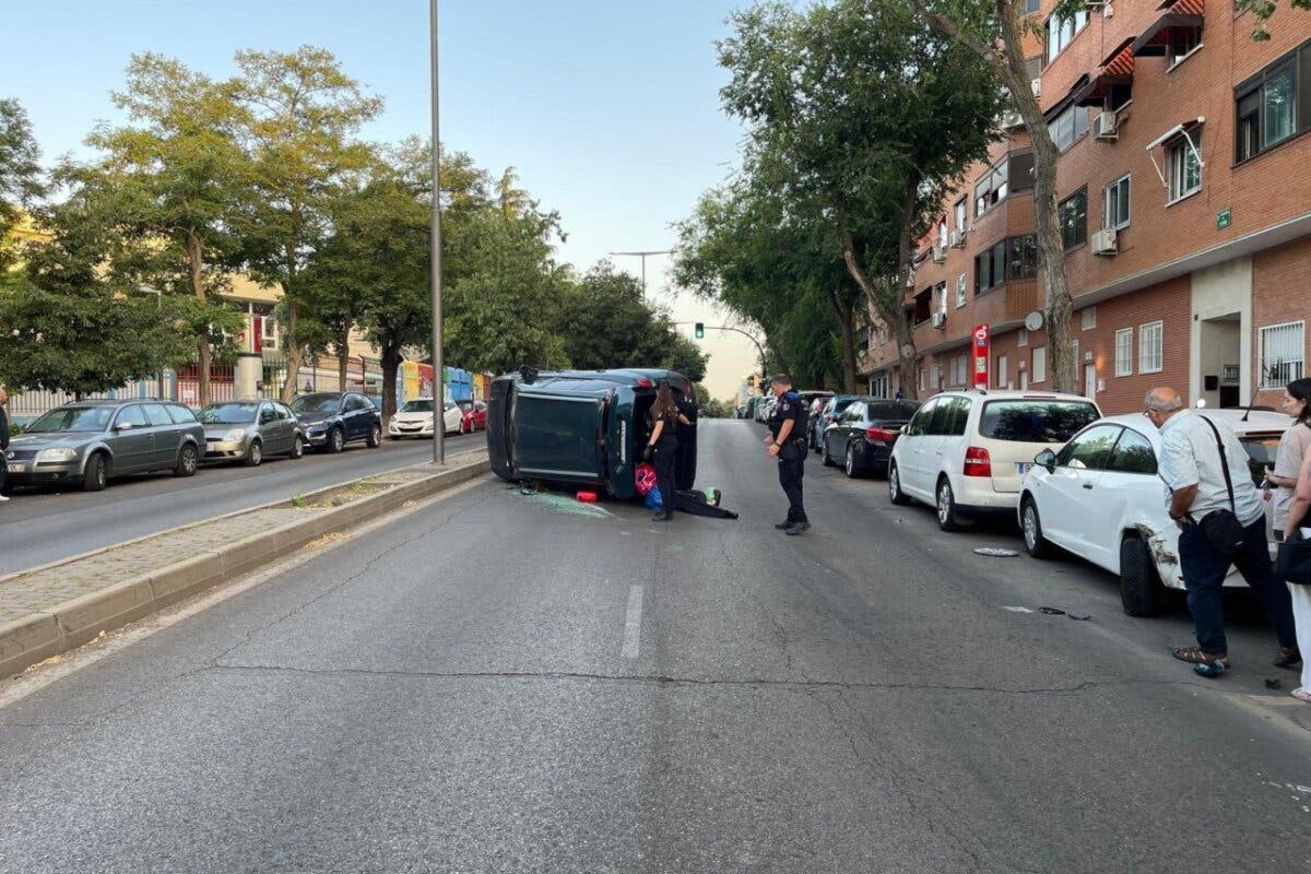 Un coche vuelca en la Avenida de España de Coslada y obliga a cortar el tráfico