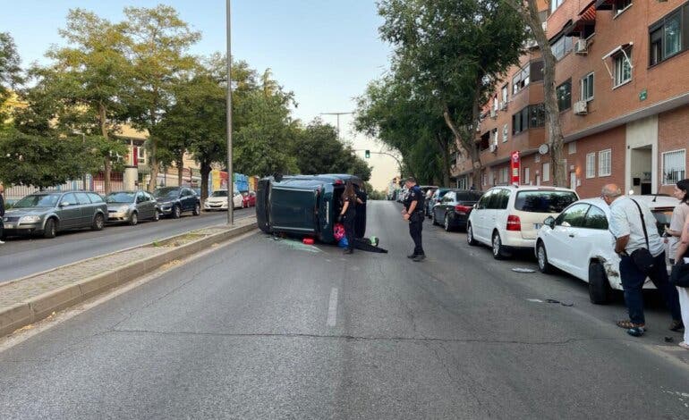 Un coche vuelca en la Avenida de España de Coslada y obliga a cortar el tráfico