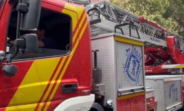 Un incendio en una vivienda de Chamartín deja dos bomberos afectados por estrés térmico