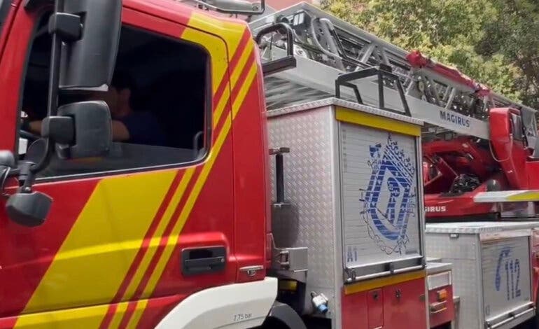 Un incendio en una vivienda de Chamartín deja dos bomberos afectados por estrés térmico