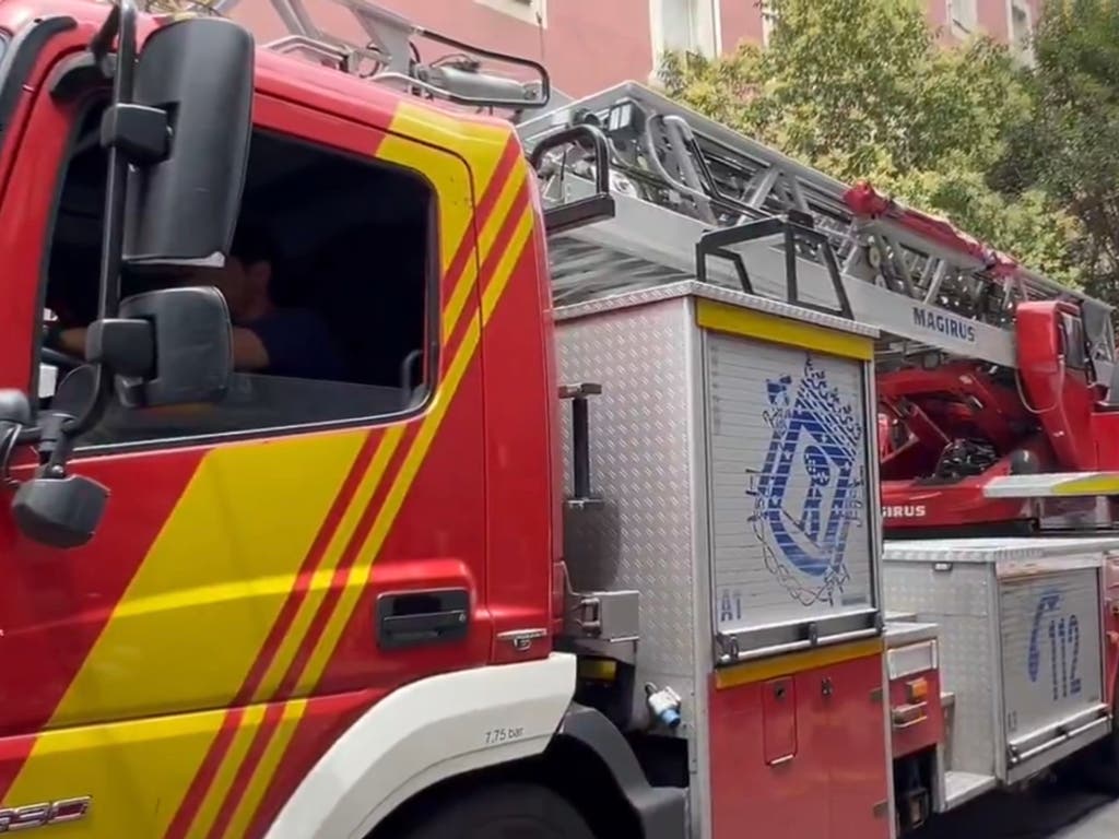 Un incendio en una vivienda de Chamartín deja dos bomberos afectados por estrés térmico