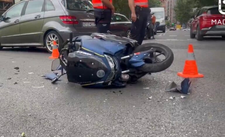 Grave un motorista tras chocar con un coche en Ronda de Toledo, en Madrid