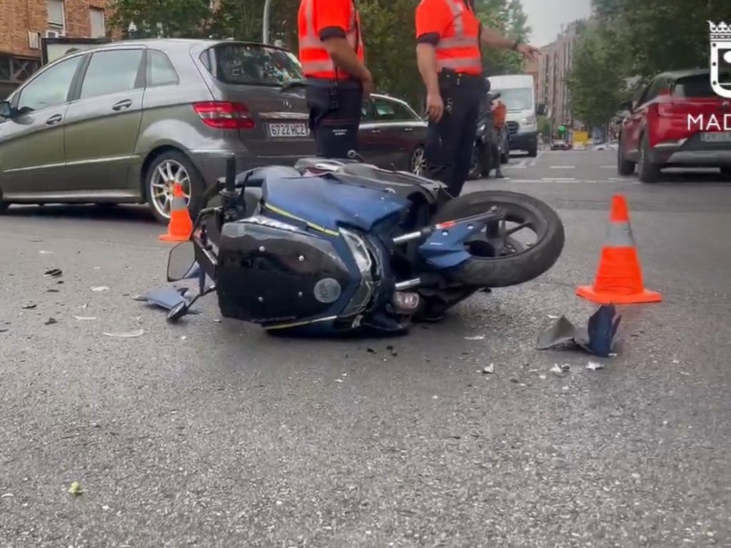 Grave un motorista tras chocar con un coche en Ronda de Toledo, en Madrid