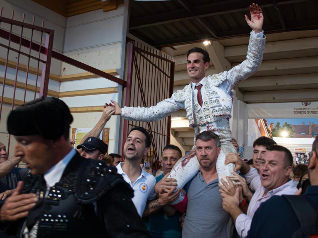 Fernando Adrián corta tres orejas y sale a hombros en las Fiestas de Torrejón