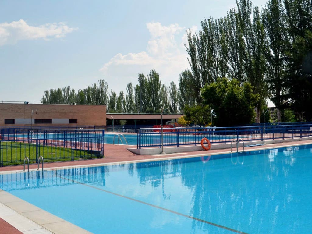 Muere un niño de 9 años tras ser rescatado de la piscina de Azuqueca