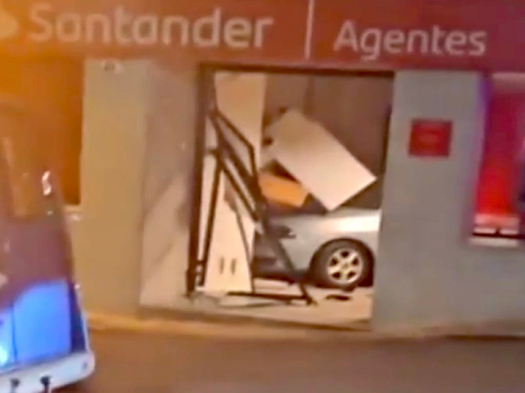 Espectacular alunizaje en una sucursal del Santander en Campo Real
