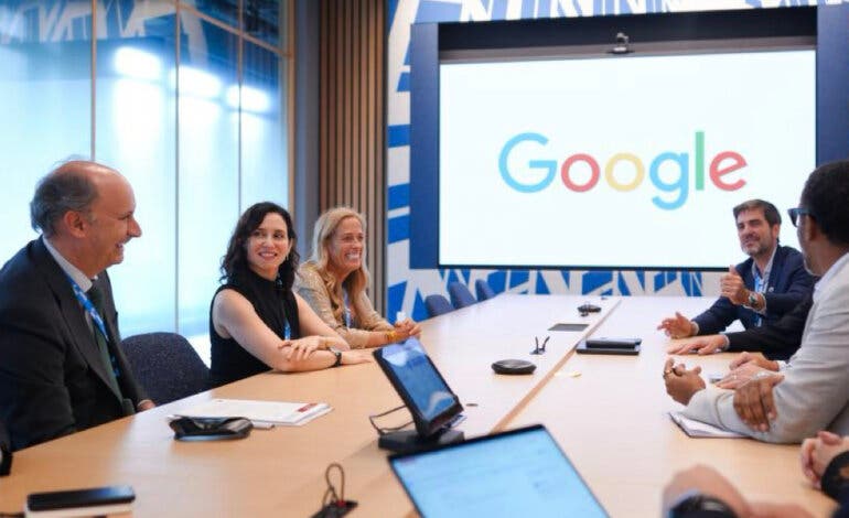 Ayuso trae de Nueva York una inversión de 460 millones y acuerda con Google impulsar la IA en las aulas