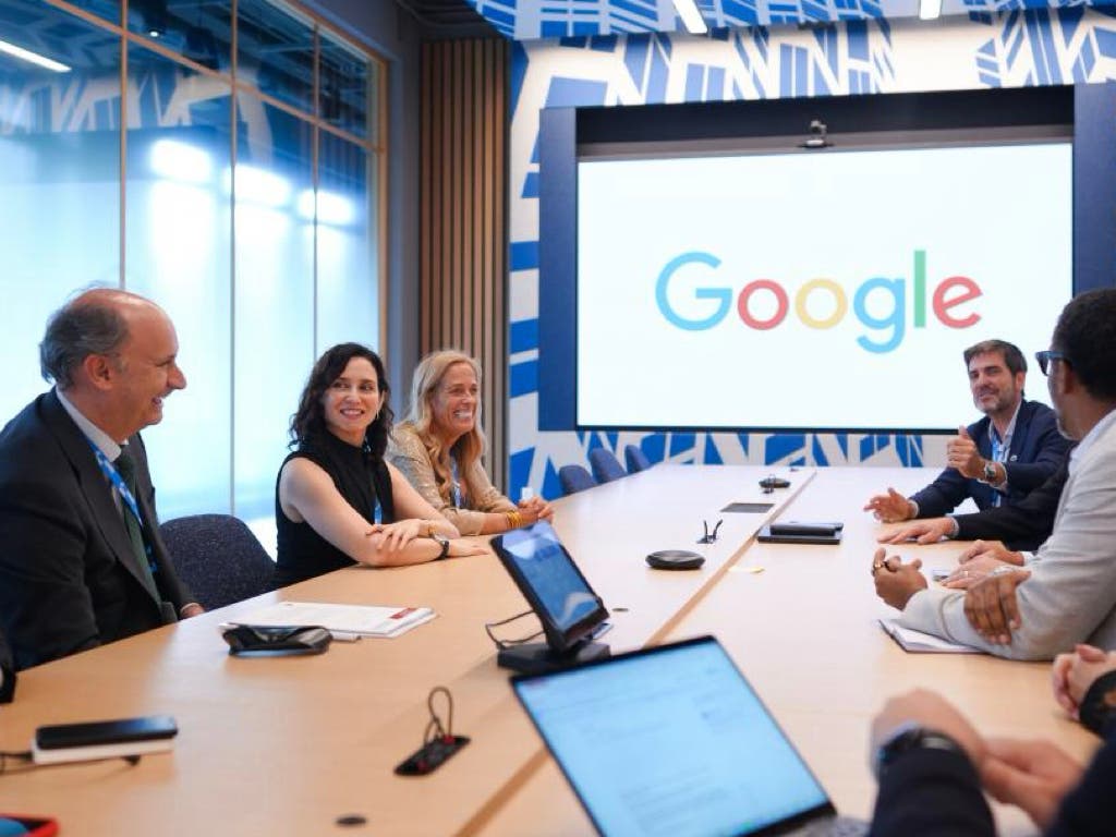 Ayuso trae de Nueva York una inversión de 460 millones y acuerda con Google impulsar la IA en las aulas