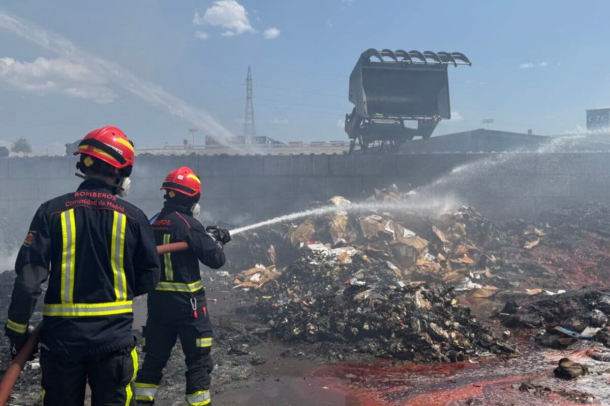 Controlado un incendio en una nave de reciclaje de San Fernando de Henares