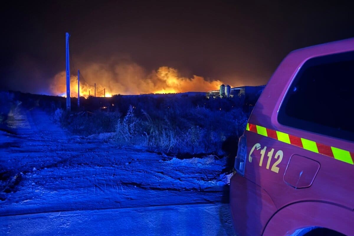 Un incendio obliga a evacuar varias viviendas en Villa del Prado