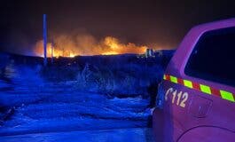 Un incendio obliga a evacuar varias viviendas en Villa del Prado
