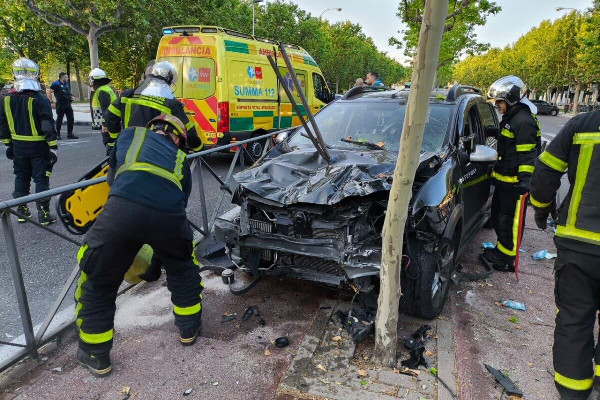 Cinco heridos, uno grave, al chocar un coche contra una valla en Majadahonda