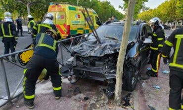 Cinco heridos, uno grave, al chocar un coche contra una valla en Majadahonda