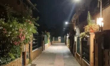 Tras 40 años a oscuras, Arganda ilumina las calles peatonales de Los Pajarillos