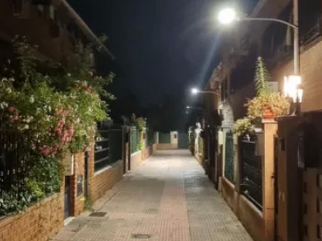 Tras 40 años a oscuras, Arganda ilumina las calles peatonales de Los Pajarillos