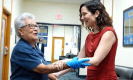 Ayuso recibe la llave de Miami y protagoniza un momento viral con una exiliada cubana