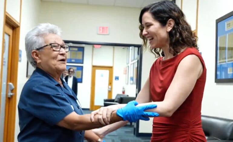 Ayuso recibe la llave de Miami y protagoniza un momento viral con una exiliada cubana