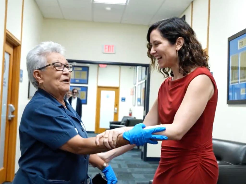 Ayuso recibe la llave de Miami y protagoniza un momento viral con una exiliada cubana