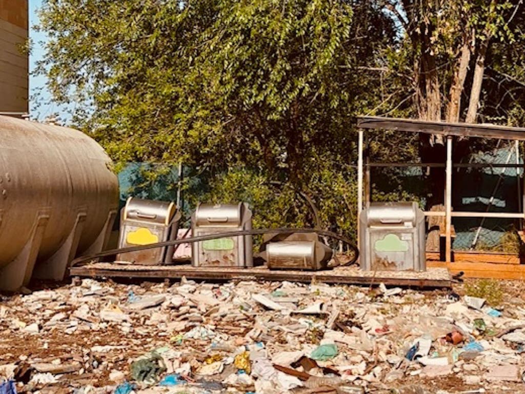 Arganda retira 200 toneladas de chatarra «olvidada» por el PSOE en una parcela municipal