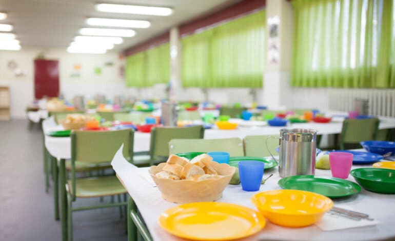 La Comunidad de Madrid destina 111,5 millones a becas de comedor y Bachillerato para el curso 2025/26