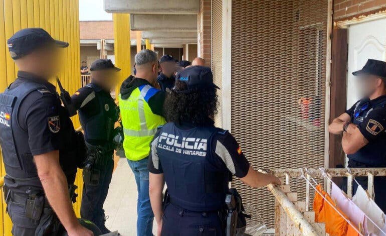 Desalojan una vivienda okupada en Alcalá de Henares con varios menores sin acudir al colegio