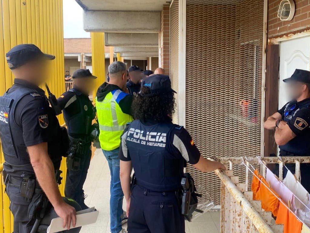 Desalojan una vivienda okupada en Alcalá de Henares con varios menores sin acudir al colegio