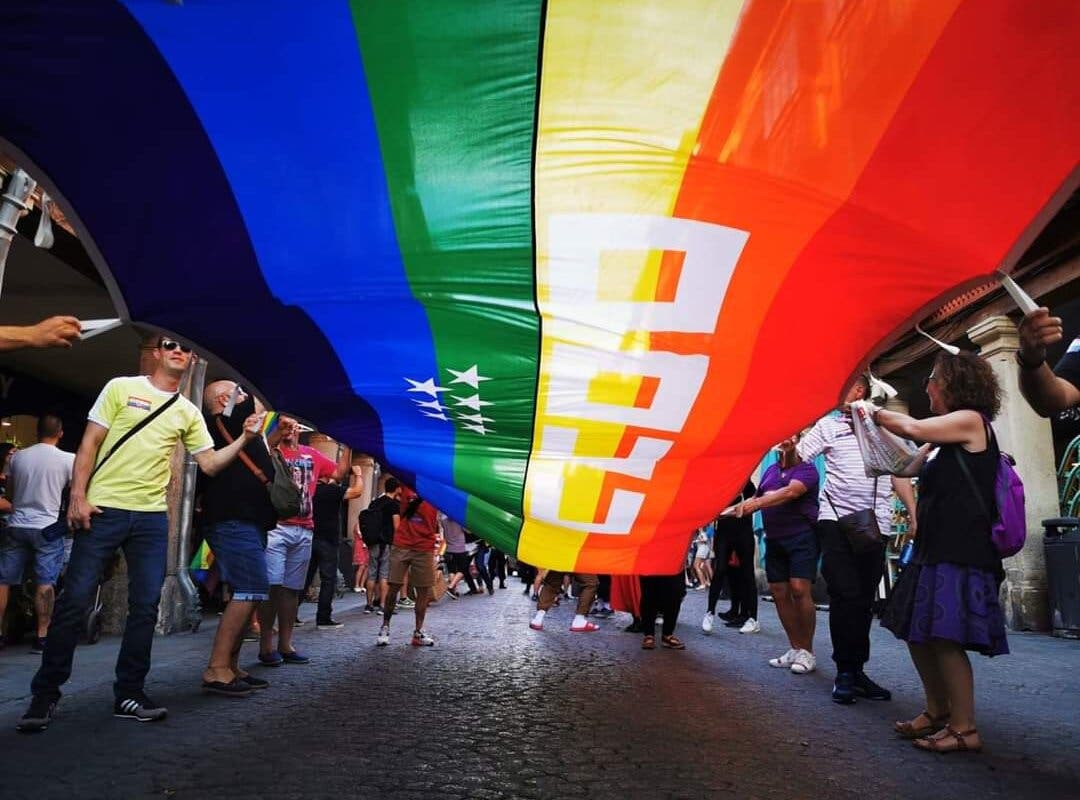 Arrancan y tiran al suelo la pancarta LGTBI de CCOO en Alcalá de Henares tras saltar la valla