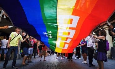 Arrancan y tiran al suelo la pancarta LGTBI de CCOO en Alcalá de Henares tras saltar la valla