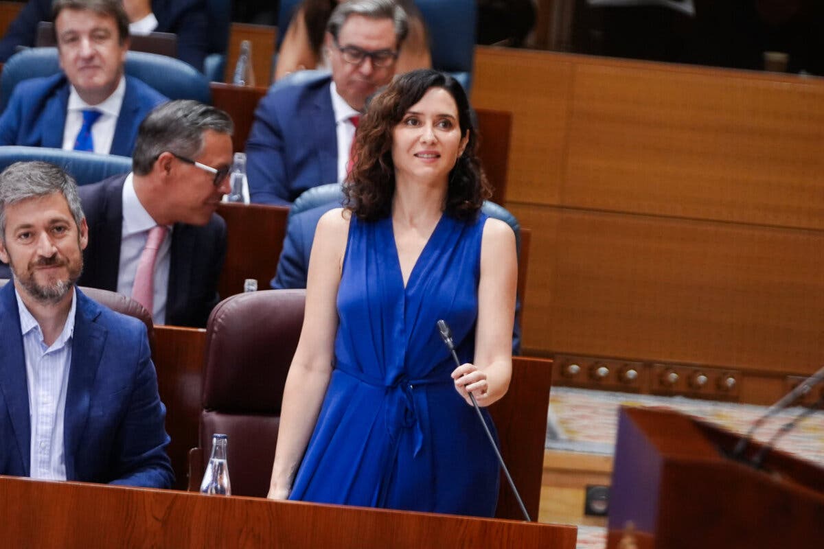 Ayuso acusa a Vox de «vivir para ayudar a Sánchez» y de «dividir el voto en la derecha»