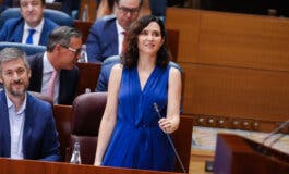 Ayuso acusa a Vox de «vivir para ayudar a Sánchez» y de «dividir el voto en la derecha»