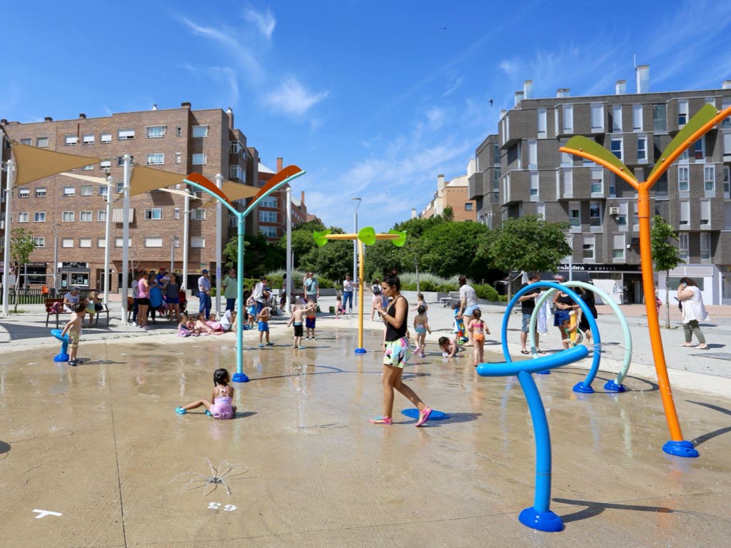 Coslada vuelve a activar los Juegos del Agua de la Plaza del Mar Caribe