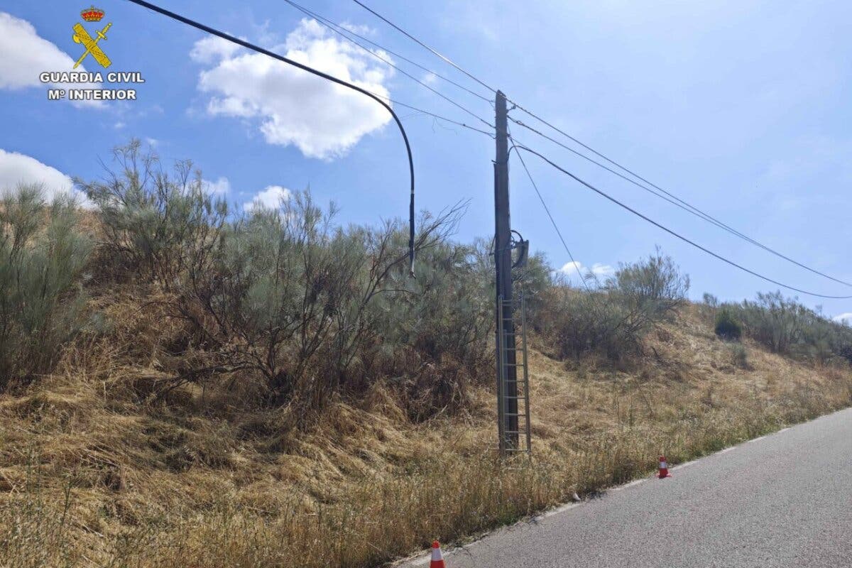 Sorprendidos por la Guardia Civil robando cable telefónico en El Casar