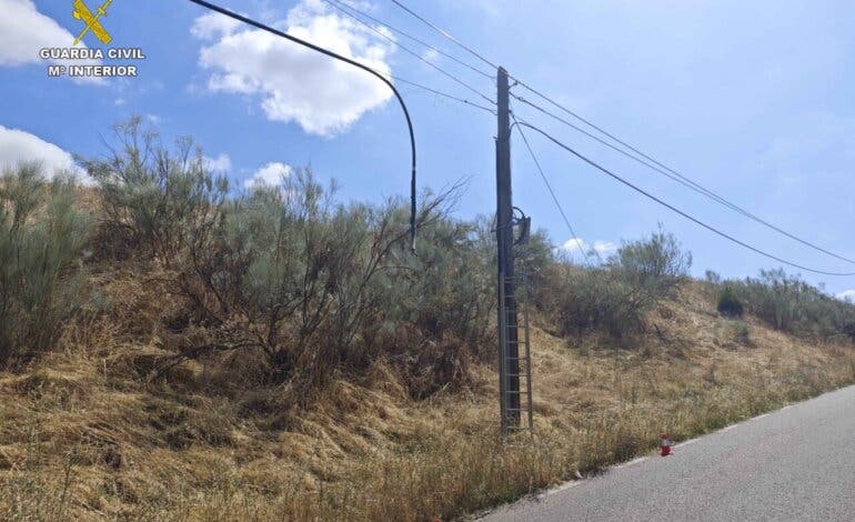 Sorprendidos por la Guardia Civil robando cable telefónico en El Casar
