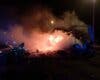 Arde un camión en la A-6 provocando explosiones y un incendio de vegetación en Las Rozas