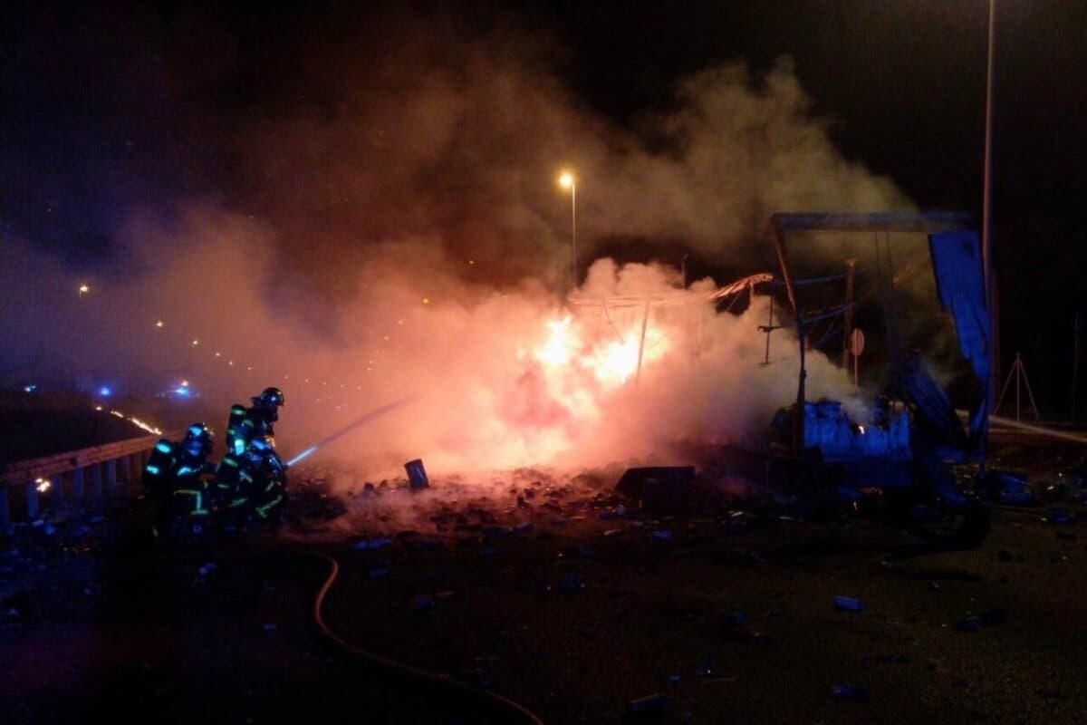 Arde un camión en la A-6 provocando explosiones y un incendio de vegetación en Las Rozas