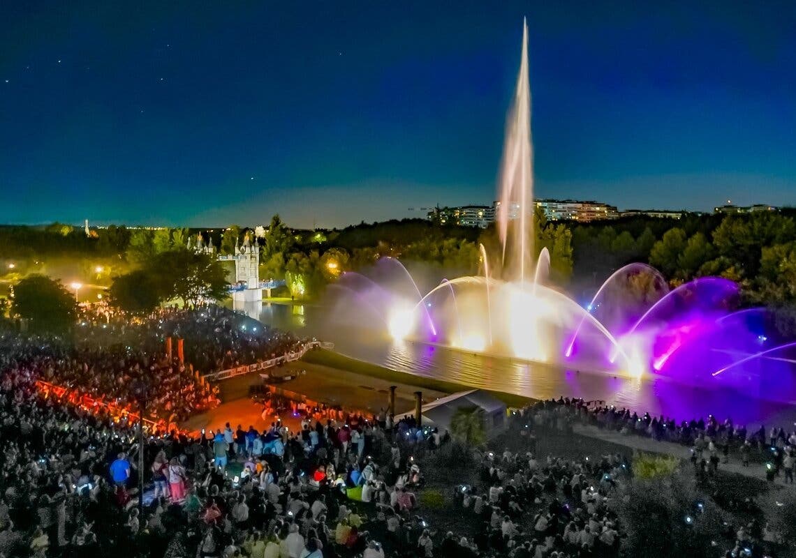 Agua, luz, sonido y bandas de música en las noches del Parque Europa de Torrejón