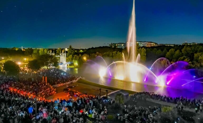 Agua, luz, sonido y bandas de música en las noches del Parque Europa de Torrejón