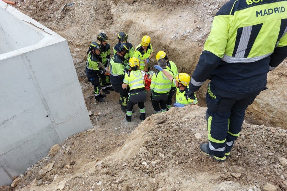 Herido grave un trabajador en Vicálvaro tras un desprendimiento de tierra mientras cavaba una zanja