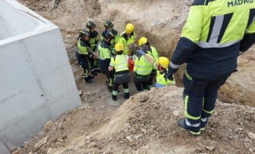 Herido grave un trabajador en Vicálvaro tras un desprendimiento de tierra mientras cavaba una zanja