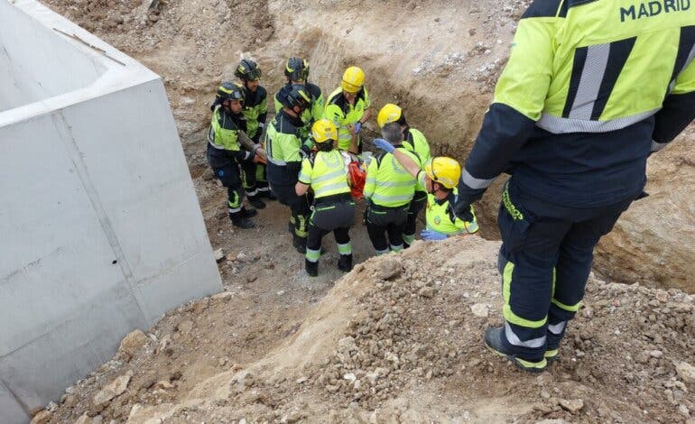 Herido grave un trabajador en Vicálvaro tras un desprendimiento de tierra mientras cavaba una zanja