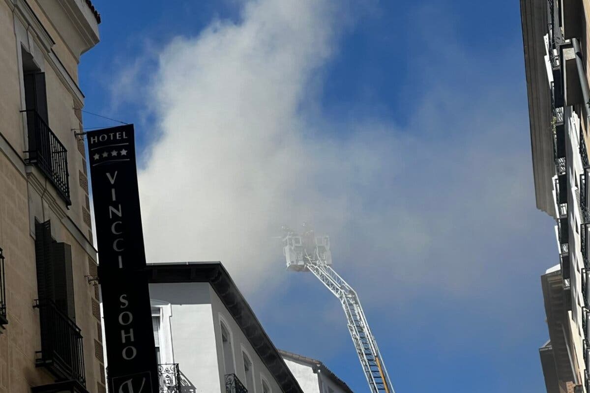 Un incendio en el centro de Madrid provoca gran cantidad de humo y deja dos personas atendidas