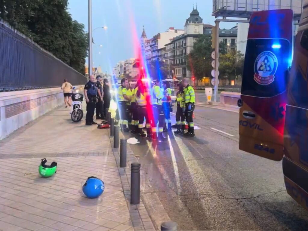 Atropella a un hombre en Madrid, lo deja grave y huye dejando la moto tirada
