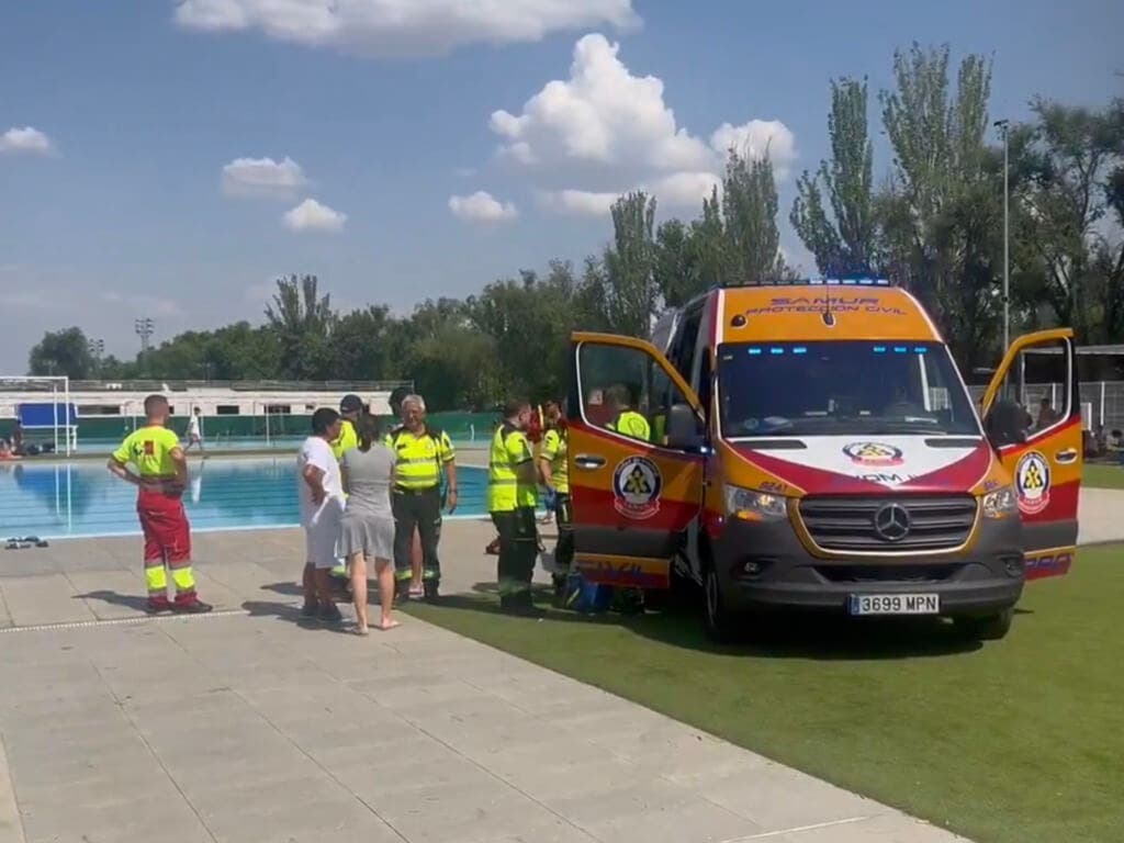 Grave un hombre de 62 años tras sufrir un ahogamiento en la piscina municipal de Orcasitas
