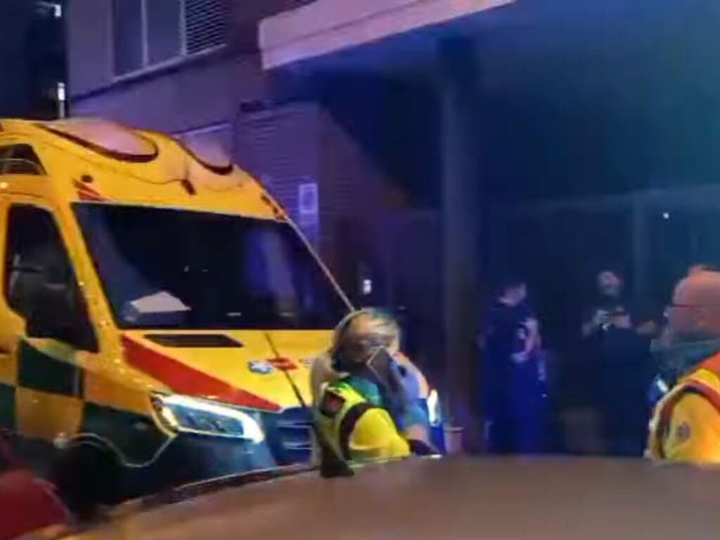 Muy grave un hombre al caer desde cuatro metros a un patio interior en Madrid