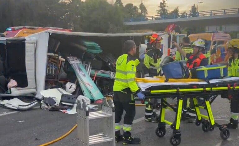 Dos heridos graves tras volcar un camión en la M-30 y chocar con un autobús