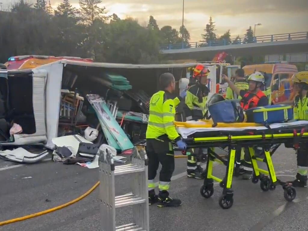 Dos heridos graves tras volcar un camión en la M-30 y chocar con un autobús