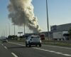 Alerta por una nube tóxica tras el incendio de una fábrica de baterías de litio en Azuqueca