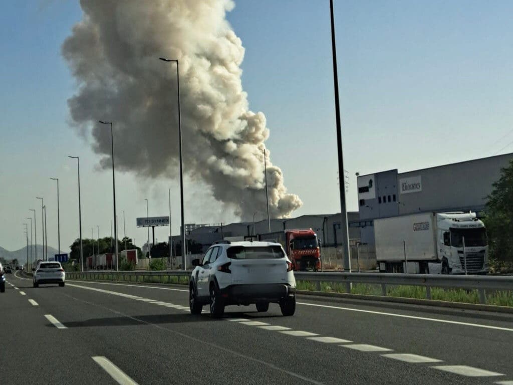 Alerta por una nube tóxica tras el incendio de una fábrica de baterías de litio en Azuqueca