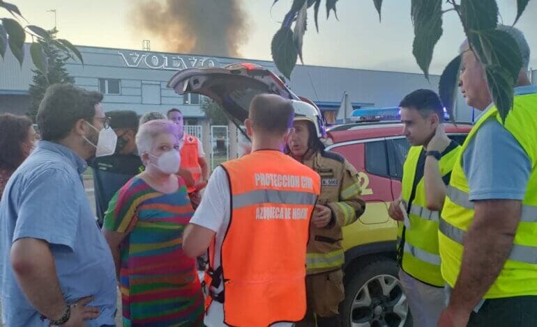 Desactivada la alerta por humo tóxico en Alcalá y Meco tras el incendio en Azuqueca