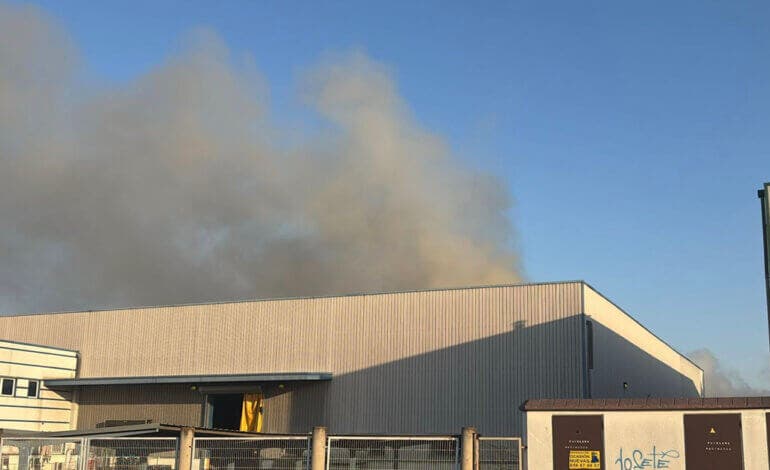 Continúa la extinción del incendio de Azuqueca con restricciones al tráfico, aunque mejora la situación